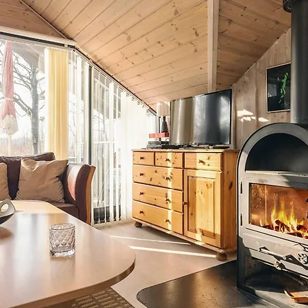 6 Person In Roslev-by Traum * Vester Grønning