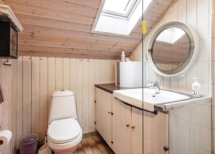 6 Person In Roslev-by Traum * Vester Grønning