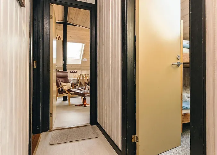 6 Person In Roslev-by Traum